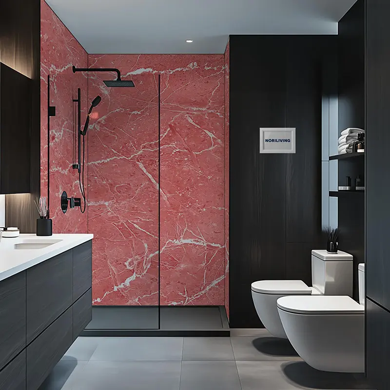 Rosa Marmor-Duschwand mit schwarzen Armaturen