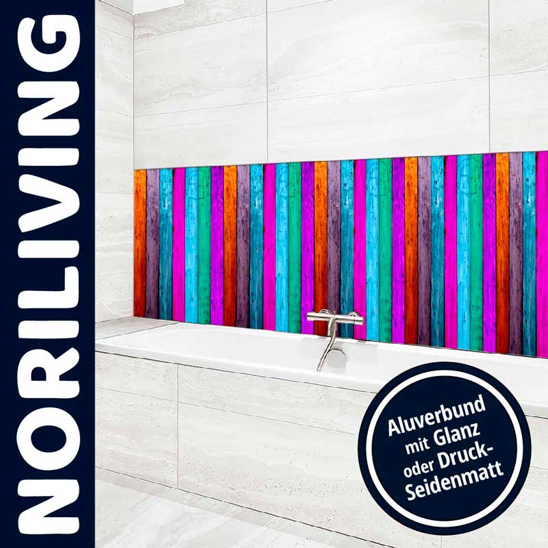 Modernes Badezimmer mit bunter Alubond-Rückwand, glänzend oder in Druck-Seidenmatt erhältlich, über einer weißen Badewanne.