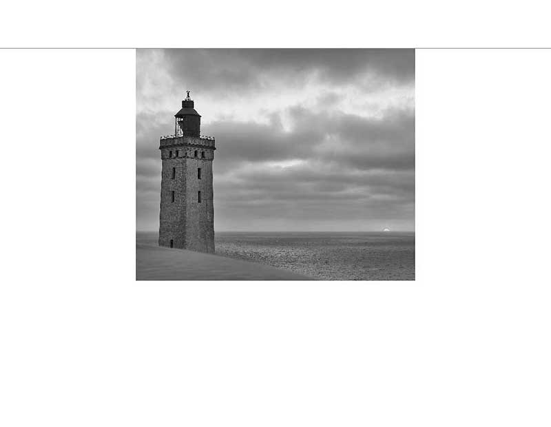 Historischer Leuchtturm an einer stürmischen Küste Schwarz-Weiß-Foto eines alten Leuchtturms am Meer unter bewölktem Himmel