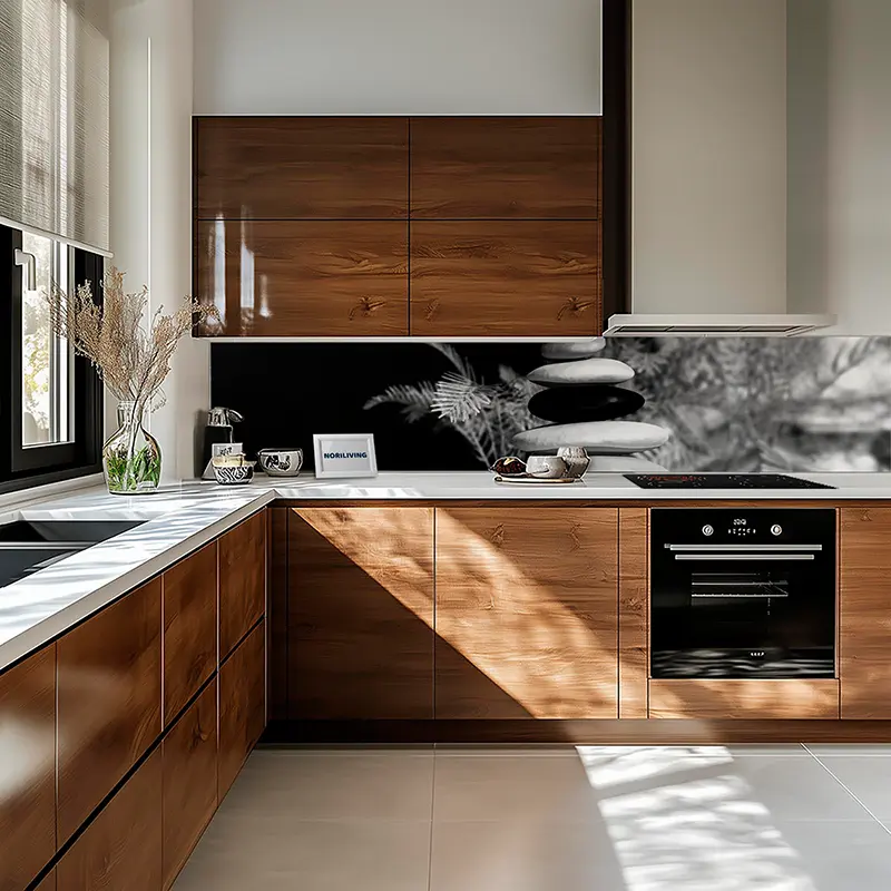 Helle L-förmige Küche mit Holzschränken und Arbeitsplatte