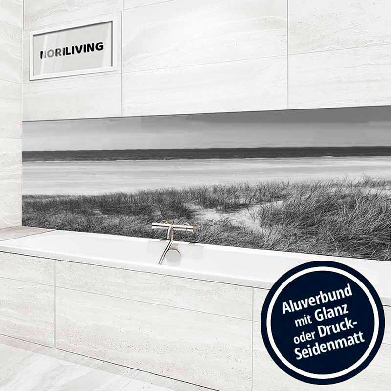 Badezimmer mit weißer moderner Wandverkleidung und großem Strandbild in Schwarz-Weiß, unter dem Markennamen Noriliving, Hinweis auf Aluverbund in Glanz oder Druck-Seidenmatt im Raum
