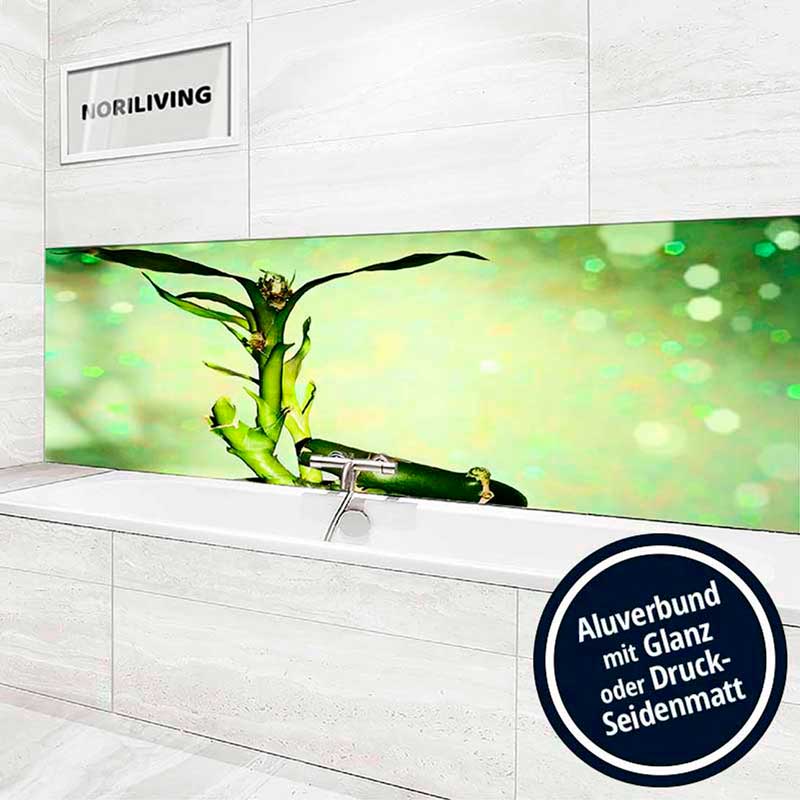 Moderne Badezimmerdekoration mit grünem Pflanzenmotiv auf Aluverbundplatte Ein Badezimmer mit einer Badewanne und einer Wandverkleidung aus Aluverbund mit grünem Pflanzenmotiv, daneben ein Schild 'NORILIVING'. Die Verkleidung ist in Glanz oder Druck-Seidenmatt erhältlich.
