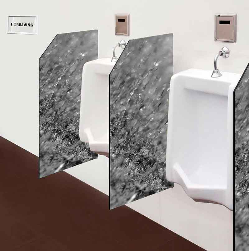 Zwei Urinale mit eleganten, dekorativen Trennwänden in einem öffentlichen Waschraum