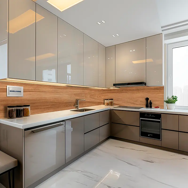 Helle L-förmige Küche mit grauen Fronten und Holzdekor