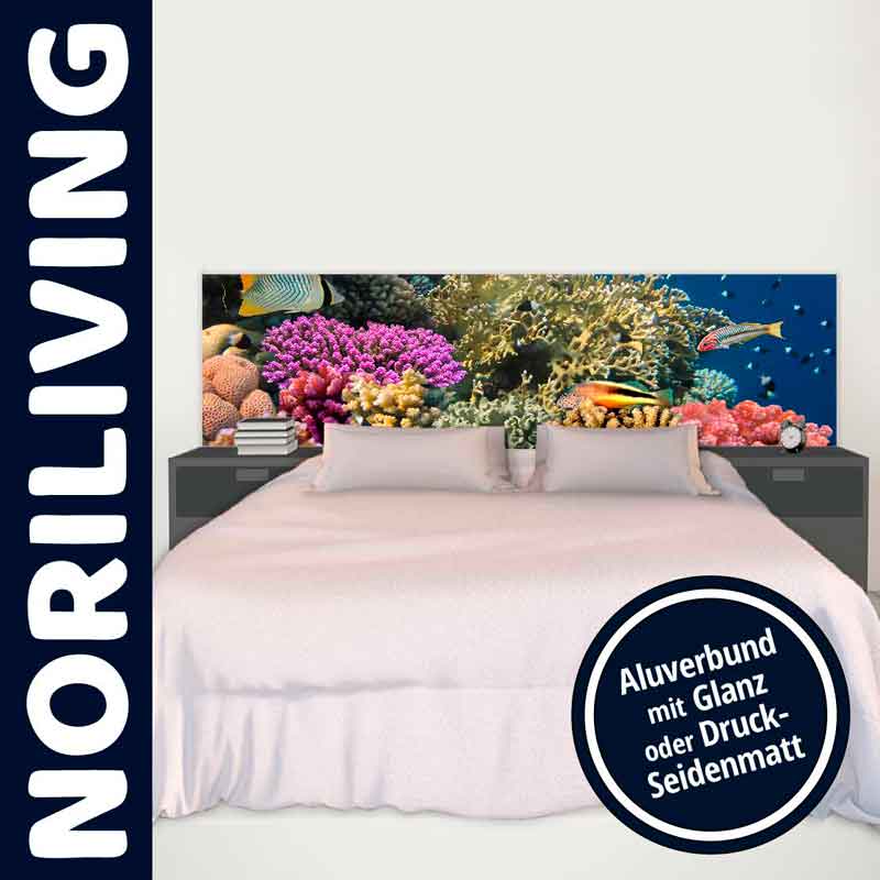 Bett mit einem Kopfteil im Korallenriff-Design, flankiert von Nachttischen. Aluabdeckung in Glanz oder Druck-Seidenmatt erhältlich von Noriliving