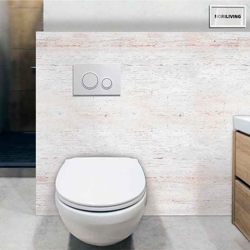Moderne wandhängende Toilette mit Spülkasten Minimalistische wandhängende Toilette mit zweifachem Spülknopf vor heller Wandverkleidung