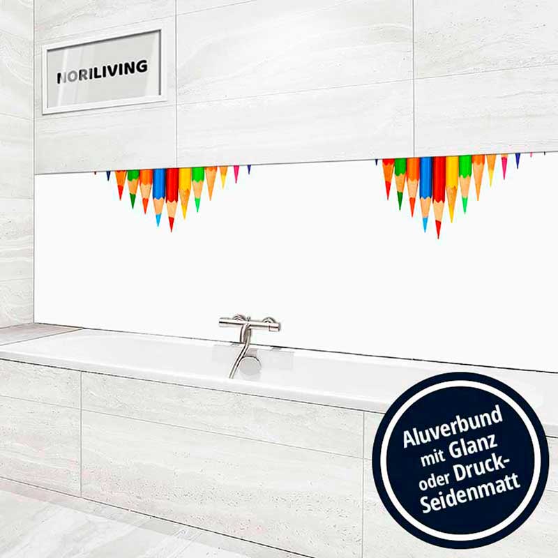 Badezimmer mit Rückwand aus Aluverbund, verziert mit bunten Bleistiftmotiven über einer Badewanne