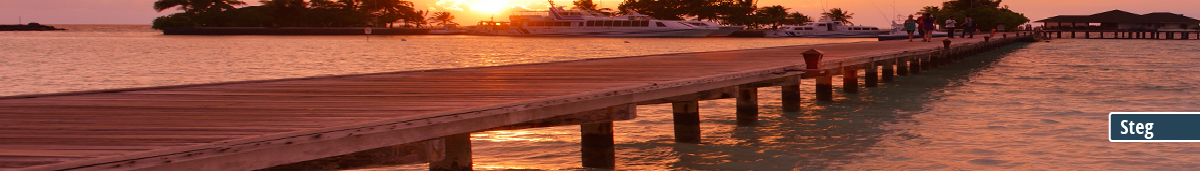 Romantischer Sonnenuntergang am Steg Ein hölzerner Steg führt über das Wasser, beleuchtet von einem orange-roten Sonnenuntergang, mit Booten und Palmen im Hintergrund.