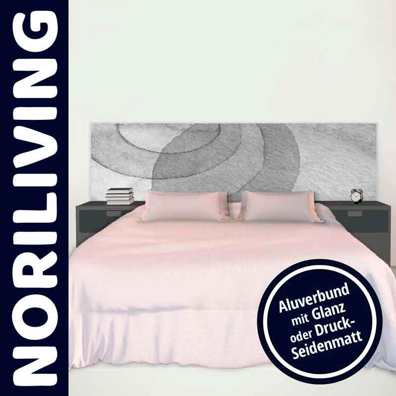 Schlafzimmer mit stilvollem grauen Kopfteil und Doppelbett von Noriliving