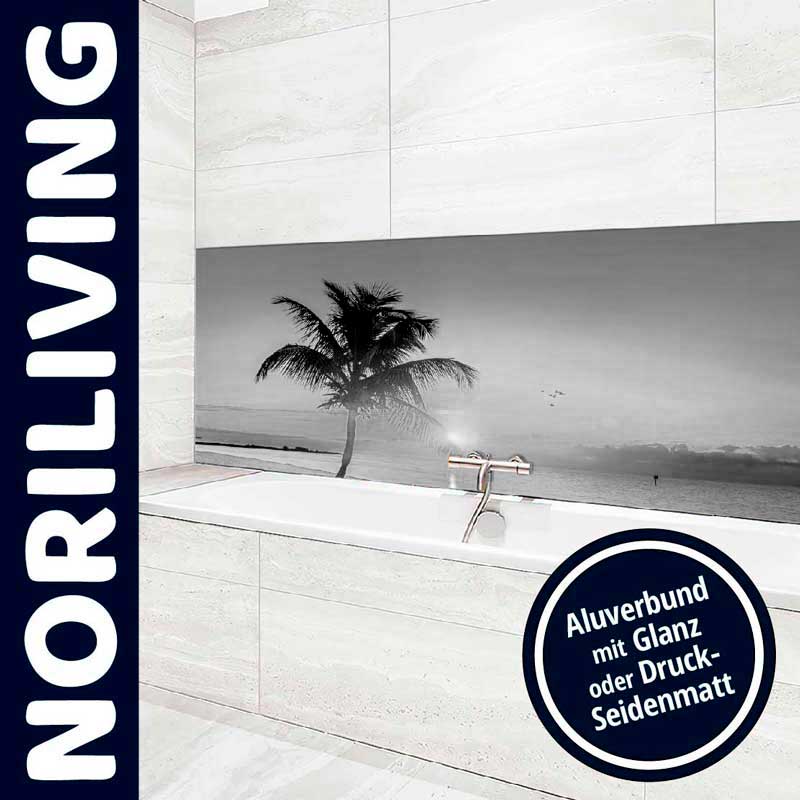 Elegante Badezimmer-Rückwand mit schwarz-weißem Palmenmotiv und Schriftzug NORILIVING