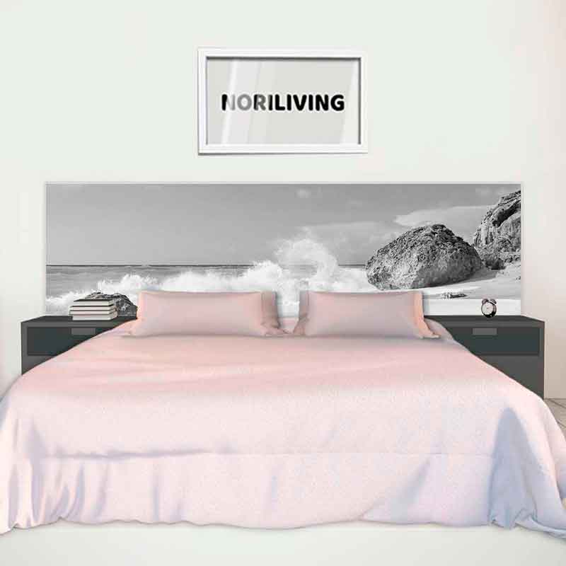 Modernes Schlafzimmer mit Strandbild-Design Ein stilvoll eingerichtetes Schlafzimmer mit einem großen Bett, schwarzen Nachttischen und einem Strandbild an der Wand.