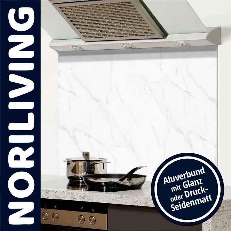 Noriliving Küchenrückwand aus Aluverbund mit Glanz oder Druck-Seidenmatt Moderne Noriliving Küchenrückwand in Marmoroptik mit Aluverbund, glänzend oder seidenmatt, über einem Herd mit Töpfen