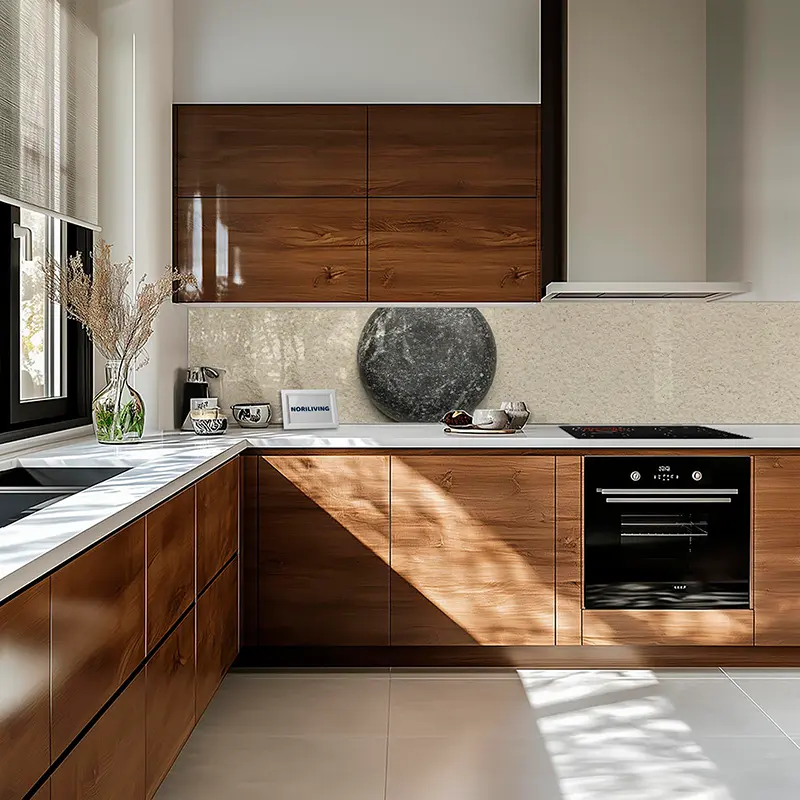 Küchenzeile aus Holz mit Kochfeld, Ofen und Fensterlicht