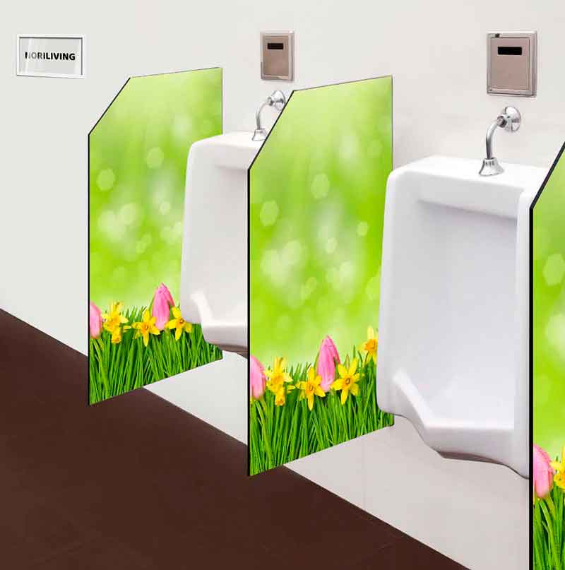 Zwei Urinale mit grünen Trennwänden, die mit Blumenmotiven verziert sind
