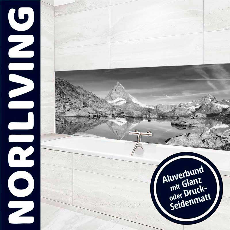 Badezimmer mit einer modernen Wandverkleidung aus Aluverbund, die das Matterhorn in Schwarz-Weiß zeigt, inklusive textlichem Hinweis auf Glanz- oder Druck-Seidenmatt-Optionen von Noriliving.