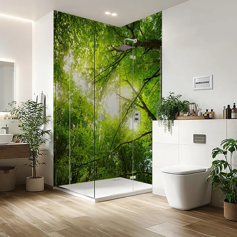 Glasdusche mit Waldpanorama im hellen Badezimmer