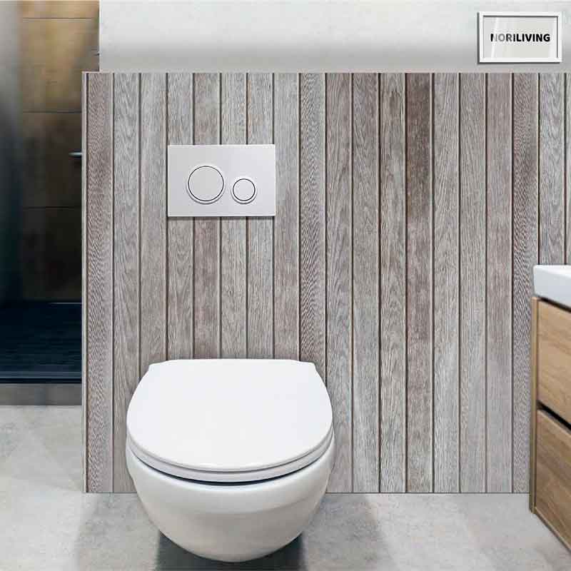 Ein stilvolles Badezimmer mit einem an der Wand hängenden WC, das vor einer Wand mit Holzverkleidung positioniert ist.