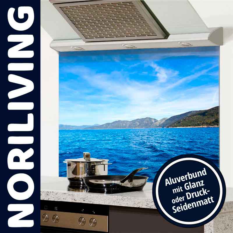 Moderne Küche mit Aluverbund Spritzschutz und Meereshintergrund von NORILIVING