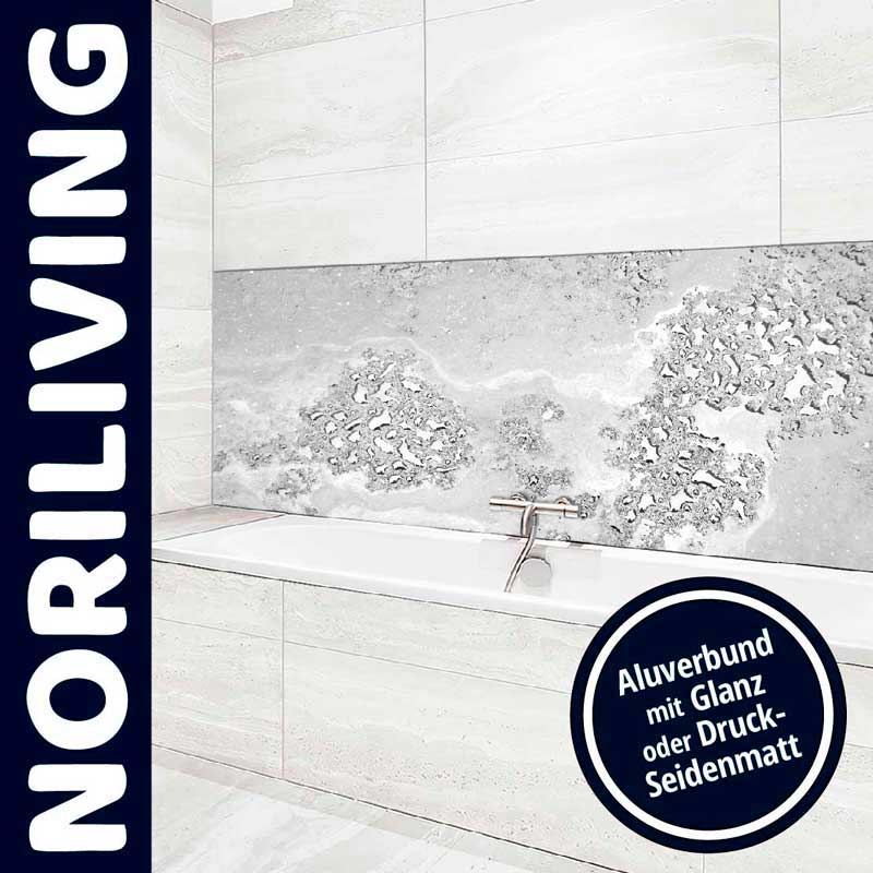 Elegantes Badezimmer mit Wandverkleidung aus Aluverbund, erhältlich in Glanz oder Druck-Seidenmatt, und Badewanne, präsentiert von Noriliving.