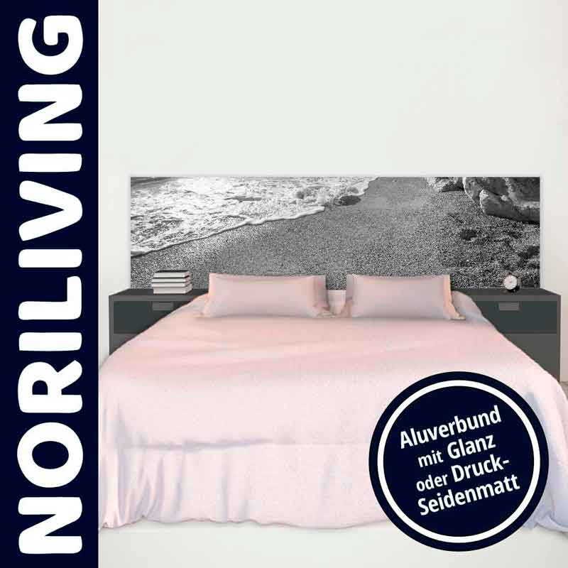 Modernes Schlafzimmer mit Wandbild in Alubund-Ausführung Ein Bett mit weißer Bettwäsche, flankiert von zwei Nachttischen vor einer Wand mit einem schwarz-weißen Strandmotiv.