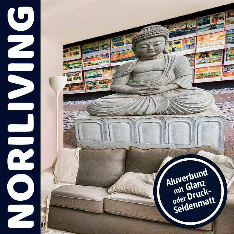 Wohnzimmer mit grauem Sofa, Buddha-Statue und bunten Kunstwerken an der Wand von NORILIVING