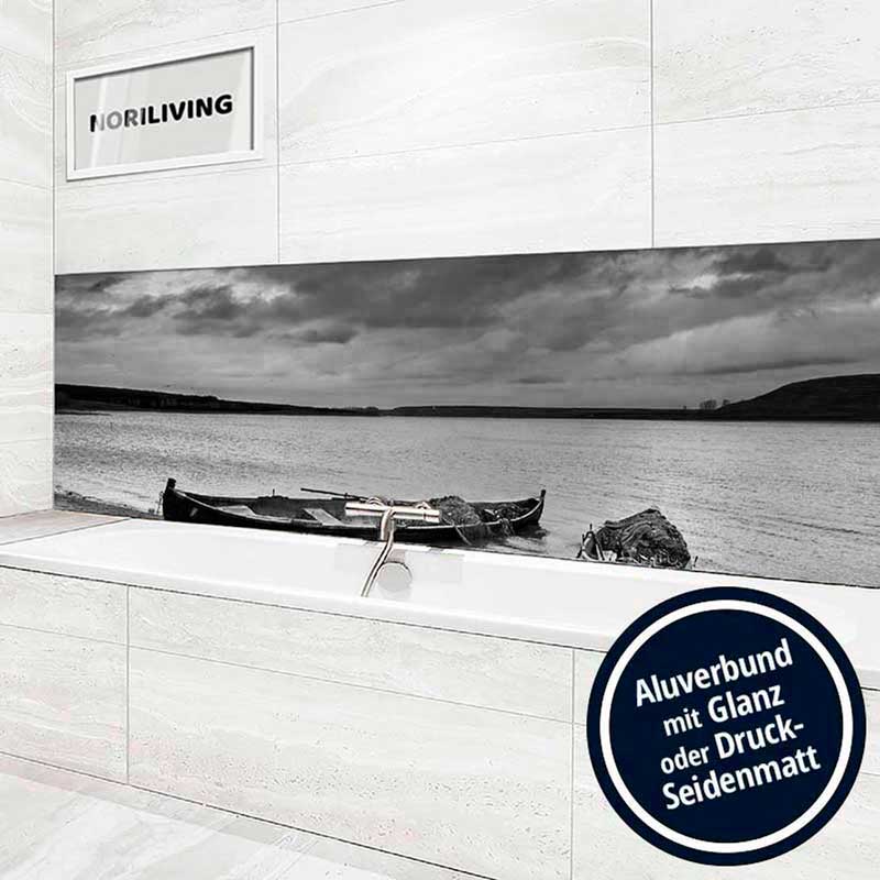 Modernes Badezimmer mit Badewanne und Aluverbund-Bild mit Boot und See in Schwarz-Weiß, hergestellt von Noriliving