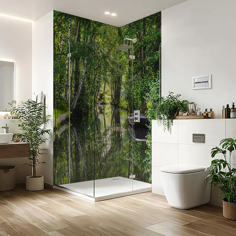 Modernes Badezimmer mit Dusche und Waldmotiv