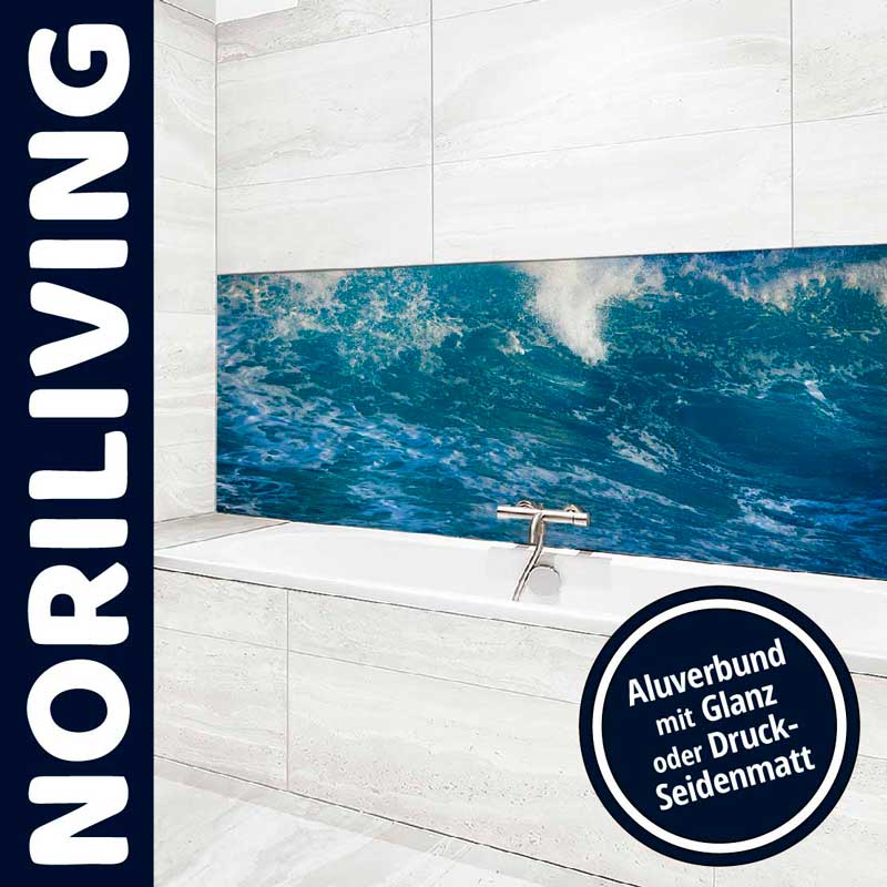 Moderne Badezimmergestaltung mit Ozeanmotiv auf Aluverbund Badezimmer mit Ozeanbild auf Aluverbundplatte über der Badewanne, Noriliving Design