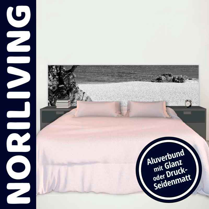 Schlafzimmer mit einem Bett und einem dekorativen Alubild mit Strandmotiv als Kopfteil, angeboten von NORILIVING. Optionen in Glanz oder Druck-Seidenmatt.