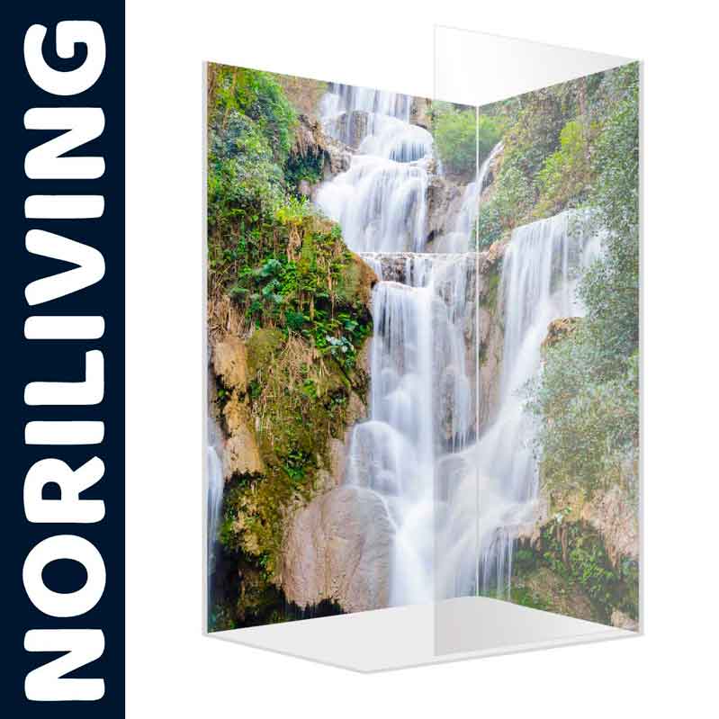 Hochwertige Duschabtrennung mit Wasserfall-Motiv vor grünem Hintergrund von Noriliving