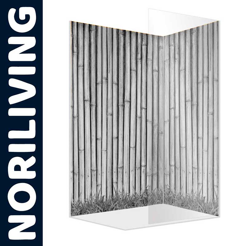 Duschabtrennung aus Glas mit Bambusmotiv vor weißem Hintergrund, Markenzeichen NORILIVING sichtbar