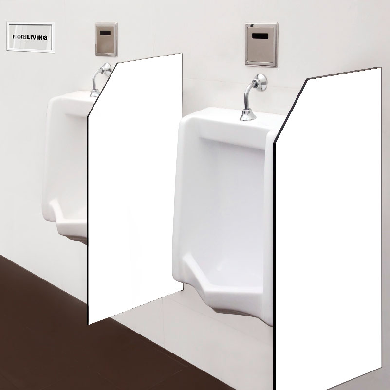 Weißes Urinal mit modernen Sichtschutz-Trennwänden für erhöhte Privatsphäre in öffentlichen Toiletten.