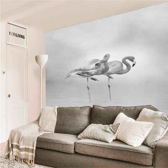 Moderne Wohnzimmergestaltung mit Flamingo-Wandbild Wohnzimmer mit grauem Sofa und stilvollem Flamingo-Wandbild im Hintergrund