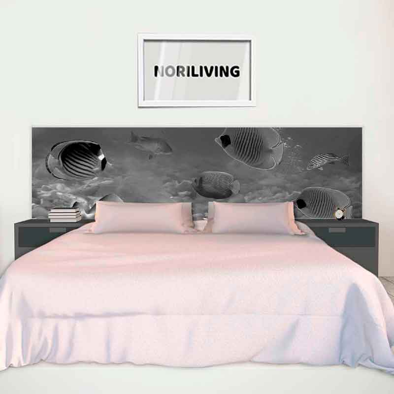Modernes Schlafzimmer mit maritimer Wandgestaltung Doppelbett mit grauem Kopfteil und Fischmotiven, daneben Nachttische, an der Wand ein Bild mit dem Text 'NORILIVING'.