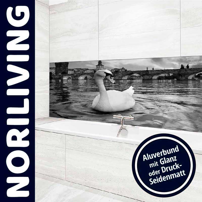 Schwan-Motiv als stilvolle Wandverkleidung im Badezimmer von Noriliving