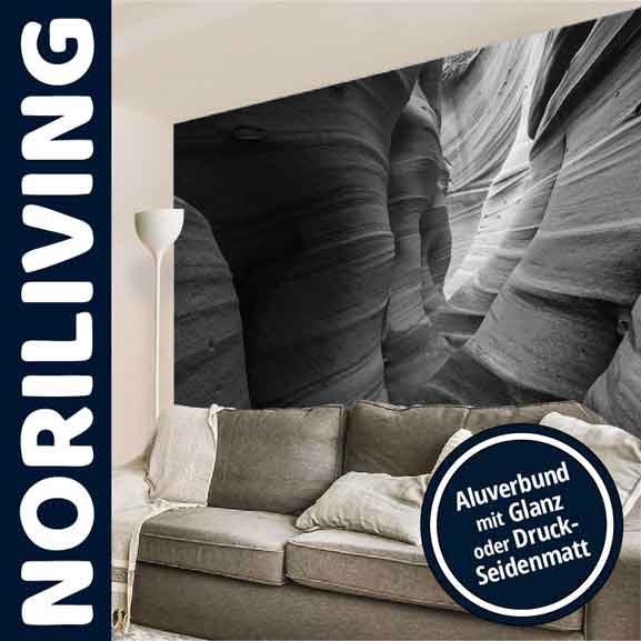 Wohnzimmer mit Fototapete eines Antelope Canyons von NORILIVING über einem grauen Sofa