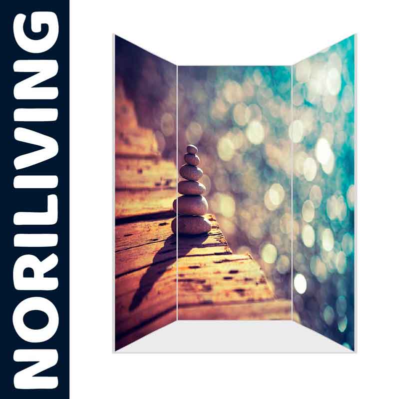 Raumteiler mit Steinturm-Motiv auf hölzerner Oberfläche und verschwommenem Hintergrund