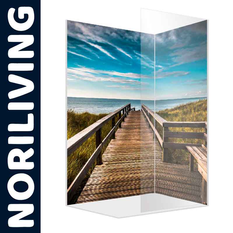 Glas-Duschwand mit fotorealistischem Strandbild, das einen Holzsteg und das Meer zeigt