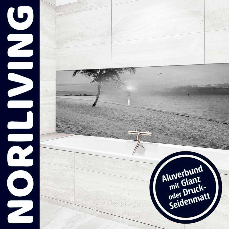 Badezimmer mit stilvollem Wandbild eines Strandes und Palme, von Noriliving designt, auf Aluverbund.