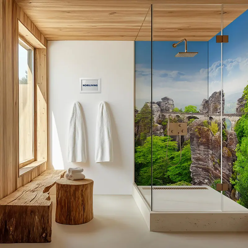 Bad mit Glasdusche, Holzdetails und Felswandbild