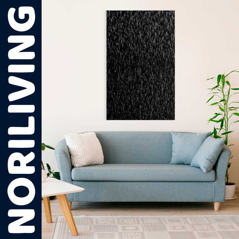 Wohnzimmer mit grauem Sofa, dekorativen Kissen und modernem, abstraktem Wandbild in Schwarz-Weiß neben einer Zimmerpflanze auf hellem Teppich