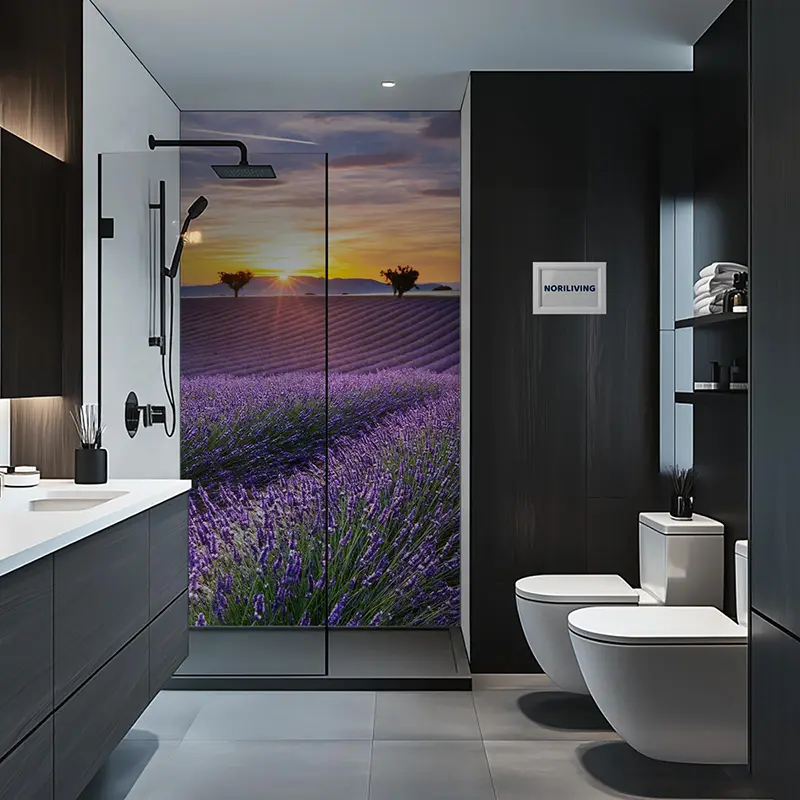 Modernes Badezimmer mit Lavendel-Duschmotiv