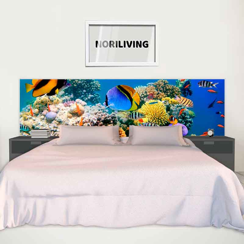 Bett mit einem Kopfteil im Unterwasser-Design Doppelbett mit Korallenriff-Druck auf dem Kopfteil und Nachttischen