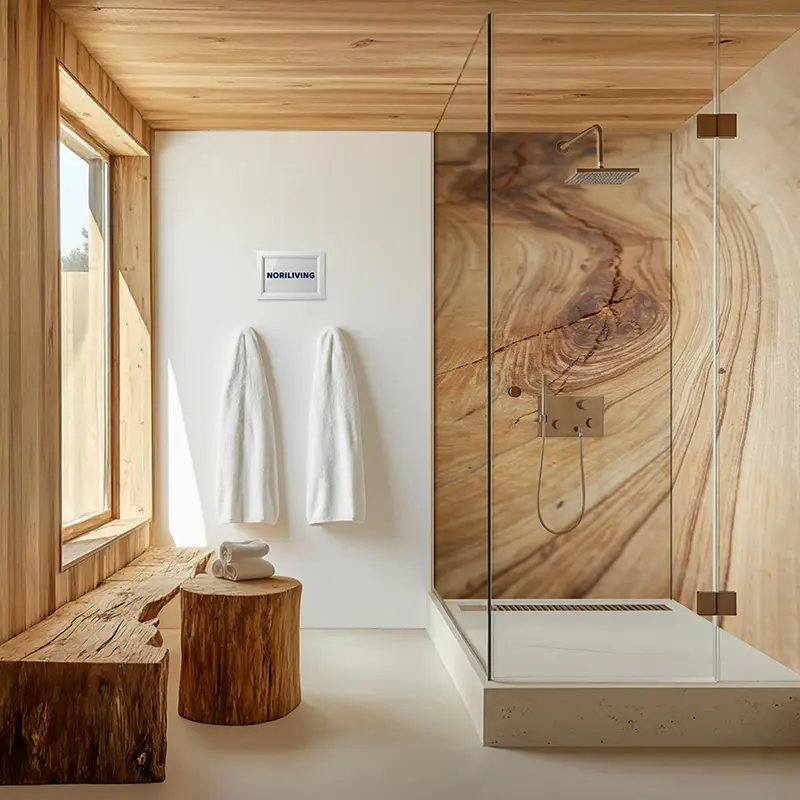 Badezimmer mit Holzverkleidung, Glasdusche und Handtüchern