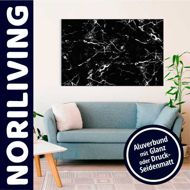 Wohnzimmer mit blauem Sofa und schwarzem Marmorwandbild, Alu-Verbund mit Glanz oder Seidenmatt.