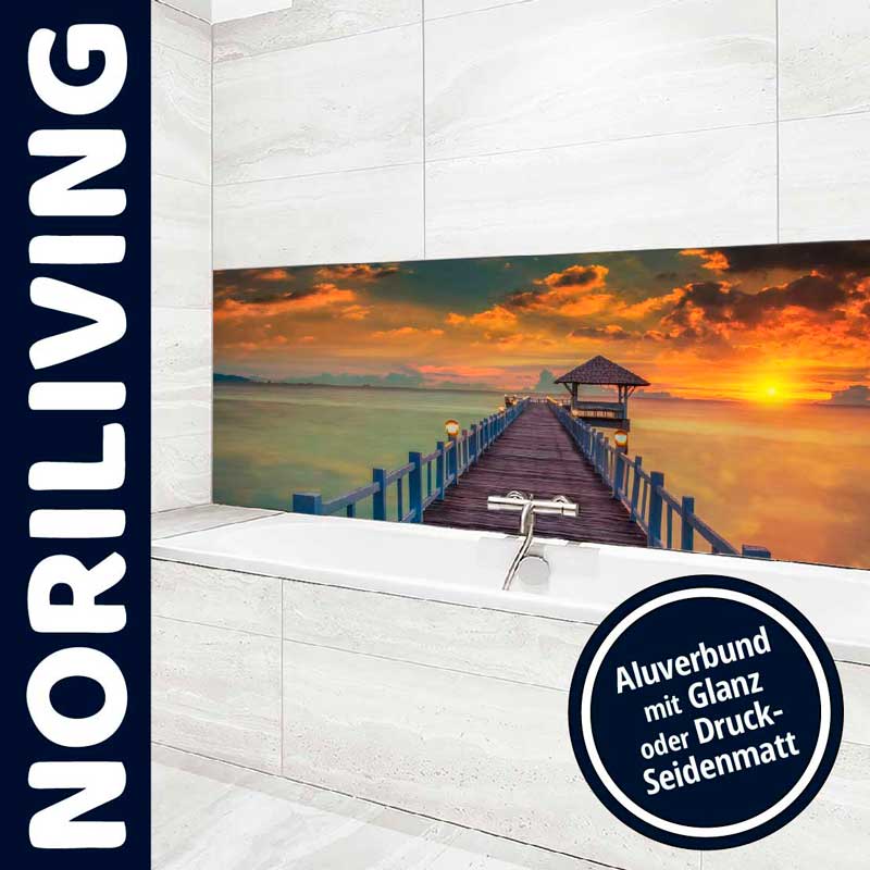 Moderne Badezimmergestaltung mit Aluverbund-Wandverkleidung, die einen Sonnenuntergang über einem Steg zeigt