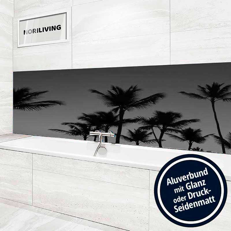 Badezimmer mit einer stilvollen Aluverbund-Wandverkleidung, die ein Palmenmotiv in Schwarz und Weiß zeigt. Perfekte Dekoration für ein luxuriöses Badezimmer.