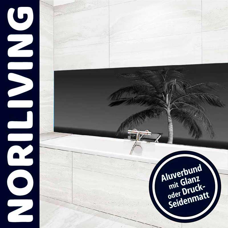 Badezimmer mit moderner Aluverbund-Rückwand und Palmenmotiv von Noriliving
