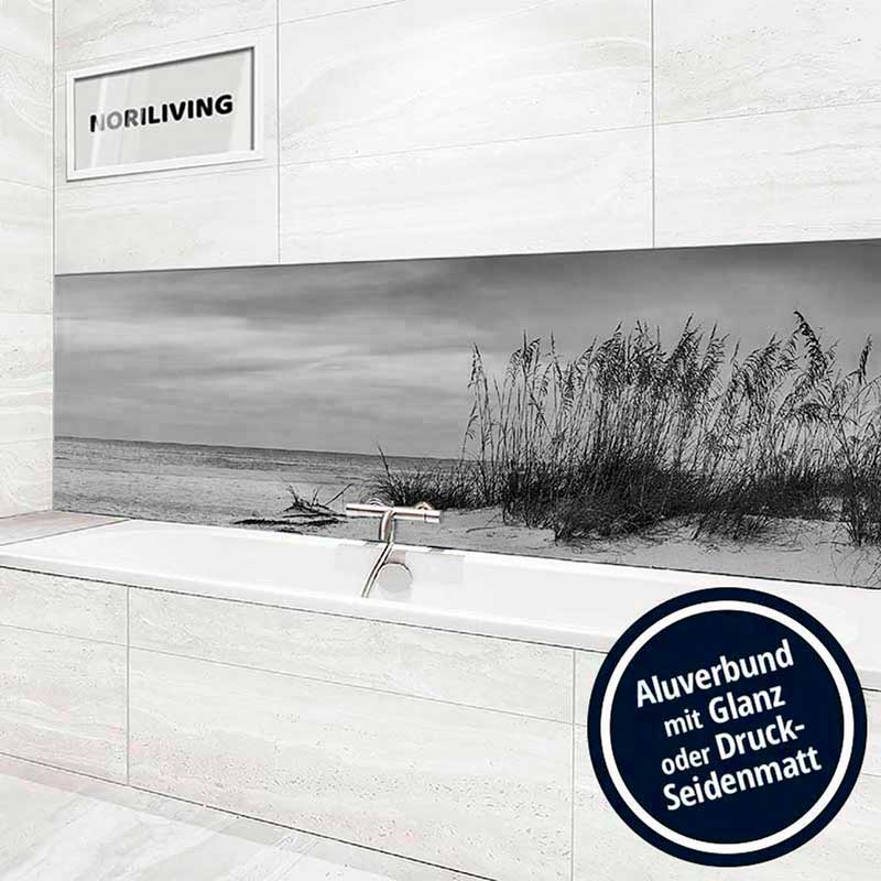 Moderne Badgestaltung mit Wandverkleidung aus Aluverbund Badezimmer mit Aluverbund-Wandverkleidung, die ein Strandbild darstellt, neben einer weißen Badewanne.