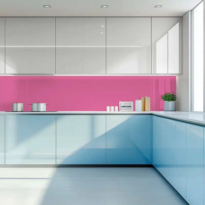 Helle Küche mit rosa Glasrückwand